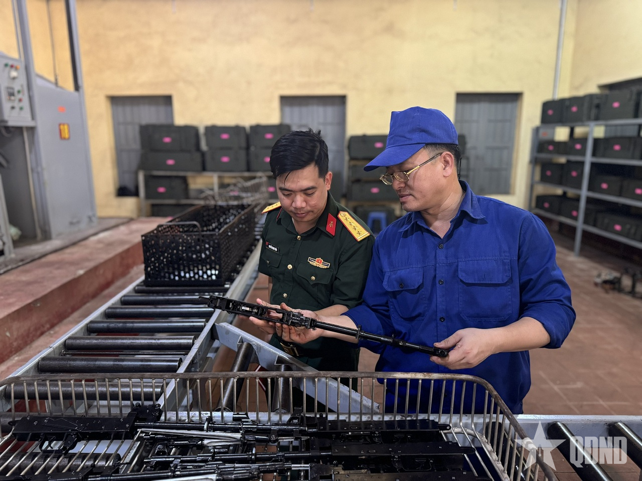 Quy trình nhuộm đen vũ khí bộ binh ở Xưởng X79